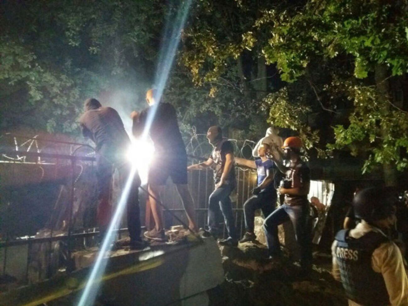 Активисты срезают забор на конфликтной застройке