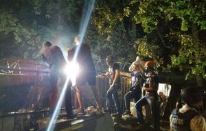 Активисты срезают забор на конфликтной застройке