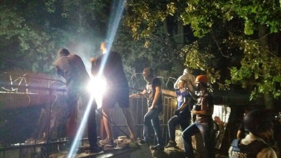 Активисты срезают забор на конфликтной застройке