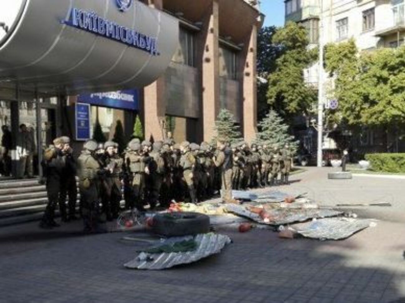 Сотрудники Нацгвардии и спецподразделения КОРД охраняют "Киевгорстрой"