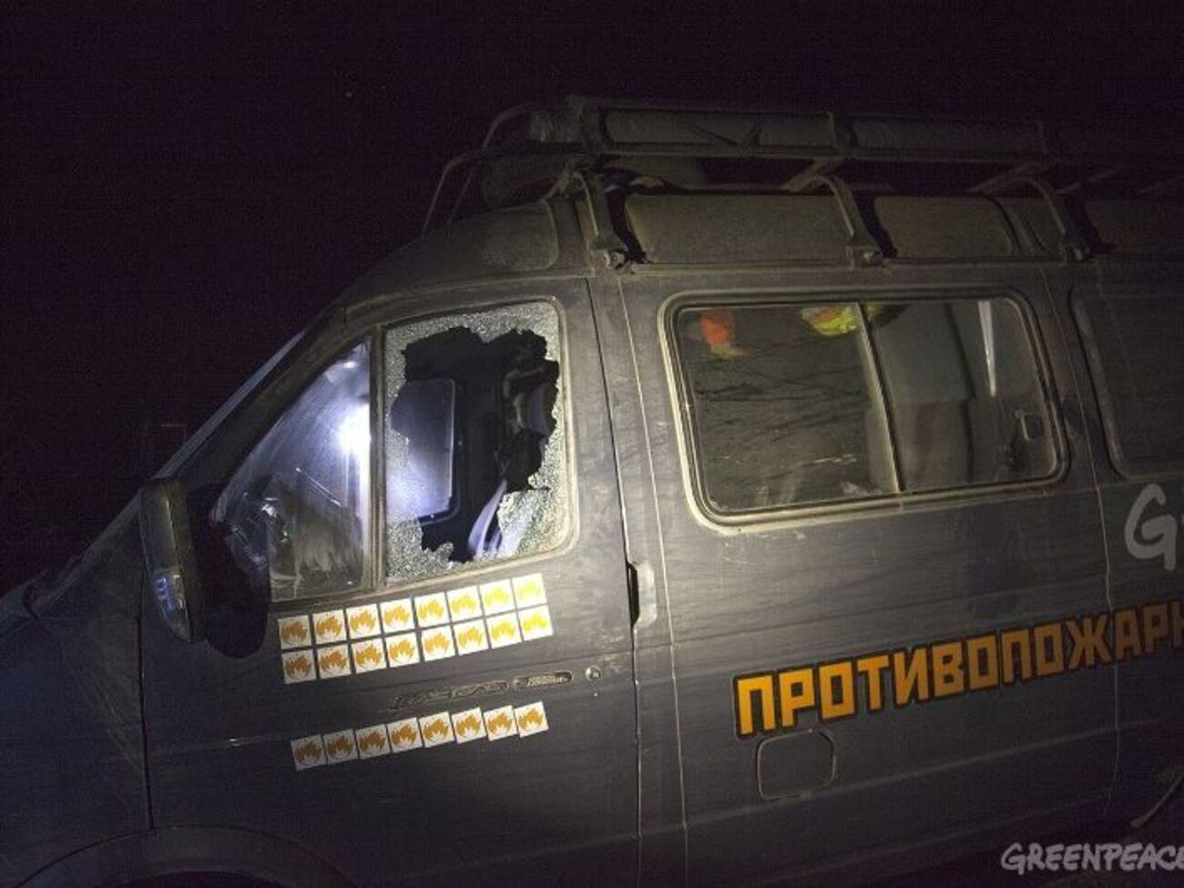 На группу напали восемь вооруженных людей