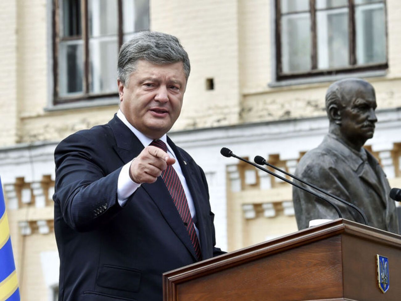 Порошенко объявил конкурс на замещение вакантных должностей председателей Харьковской и Житомирской ОГА