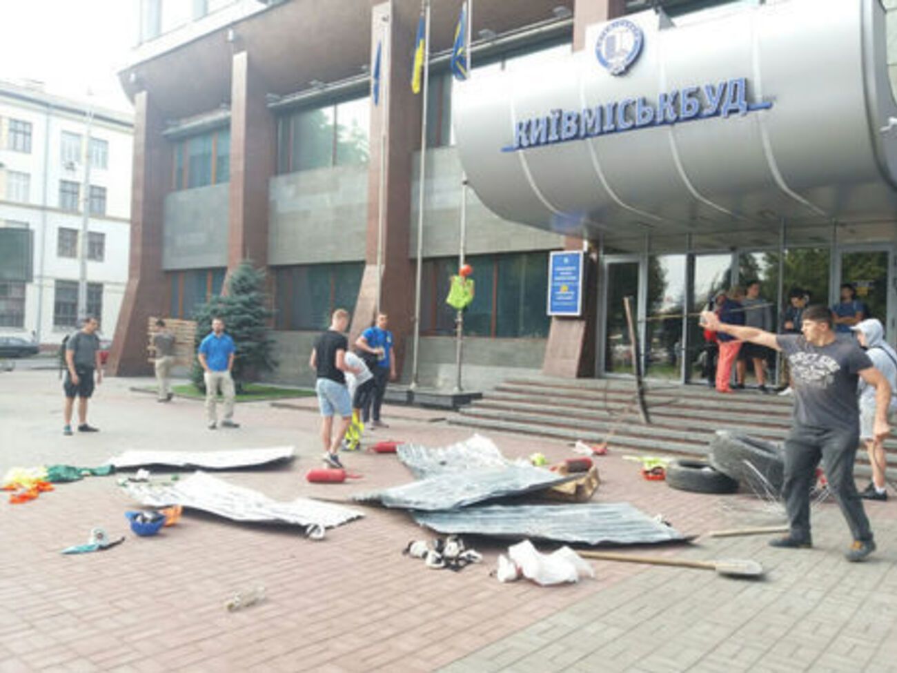 Представители "Азова" блокируют вход в "Киевгорстрой"&nbsp;