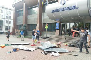 Представители "Азова" блокируют вход в "Киевгорстрой"