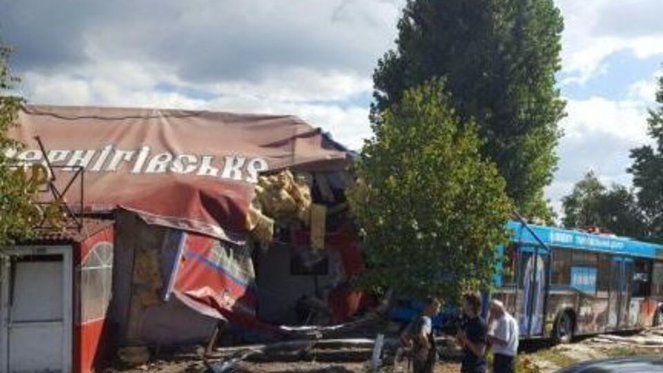 В Киеве автобус въехал в придорожное кафе