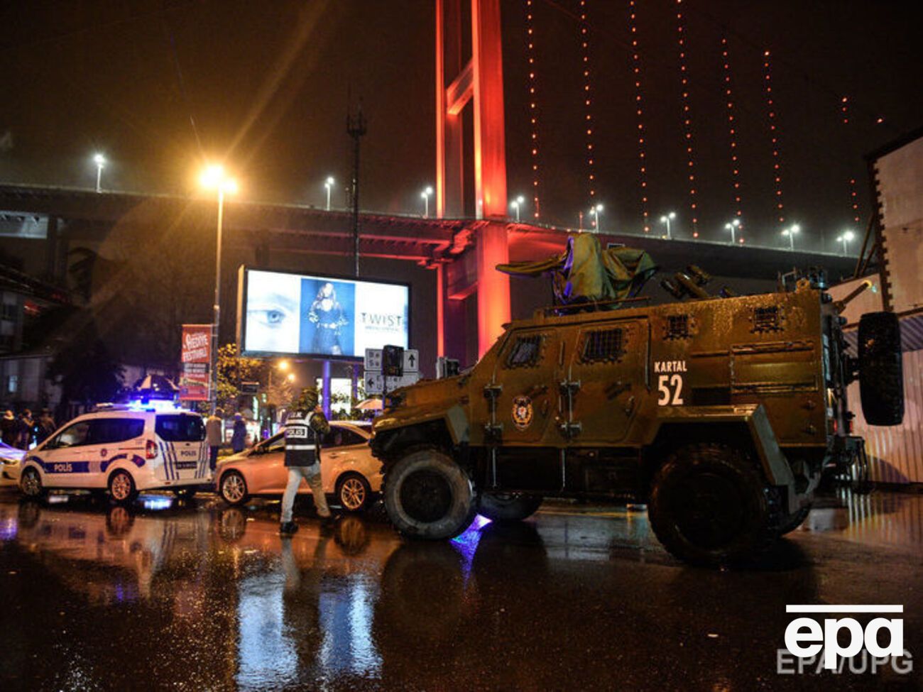 Полиция у ночного клуба в Стамбуле