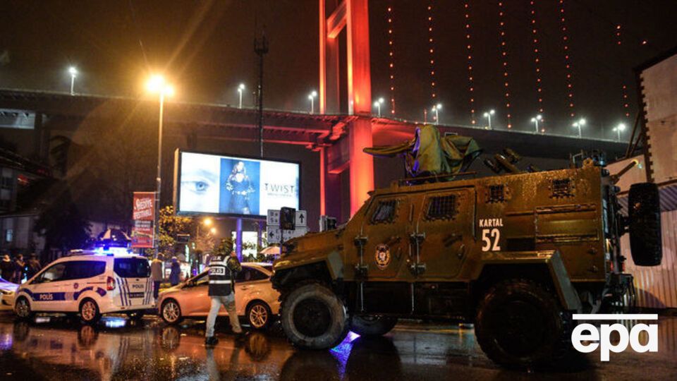 Полиция у ночного клуба в Стамбуле