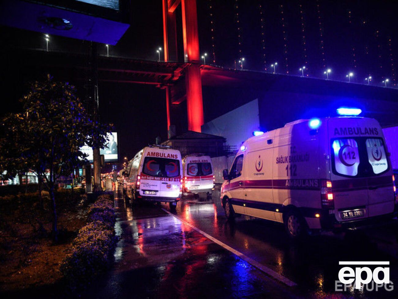 Скорые помощи у клуба в Бешикташе