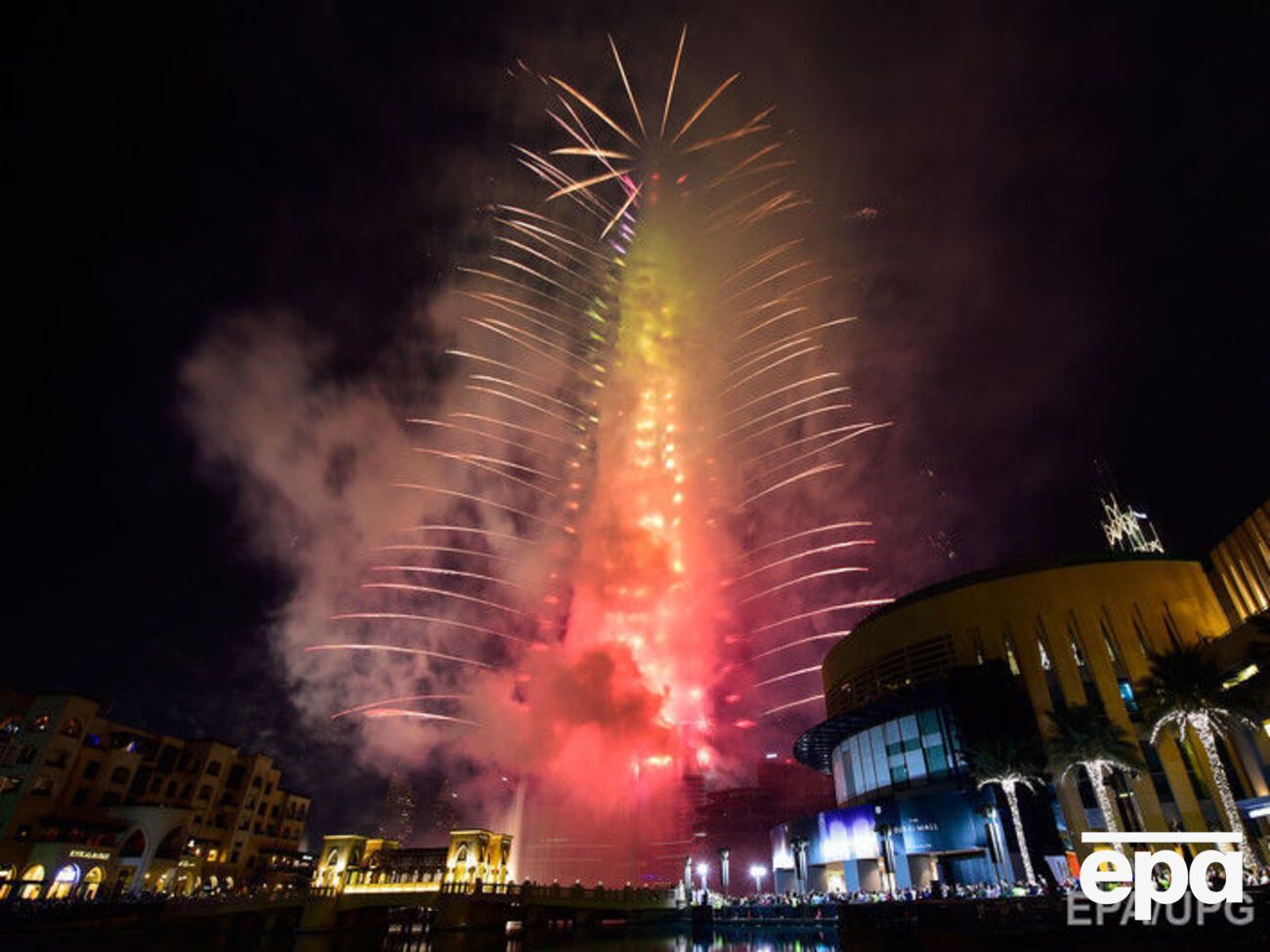 Центром шоу салютов стал самый высокий небоскреб мира