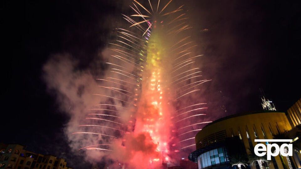 Центром шоу салютов стал самый высокий небоскреб мира