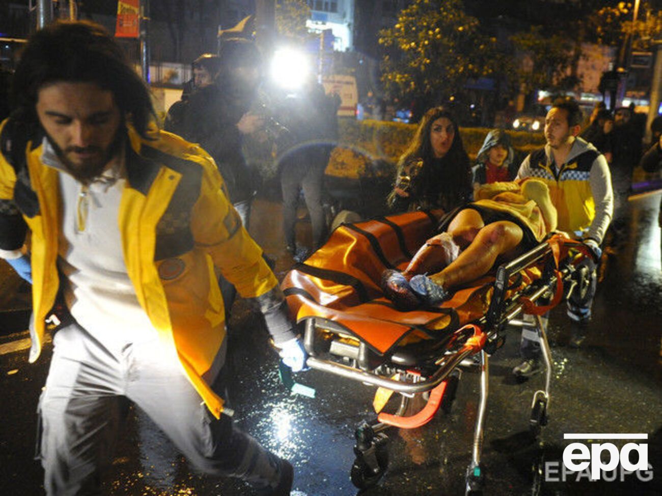 Раненых эвакуируют из ночного клуба