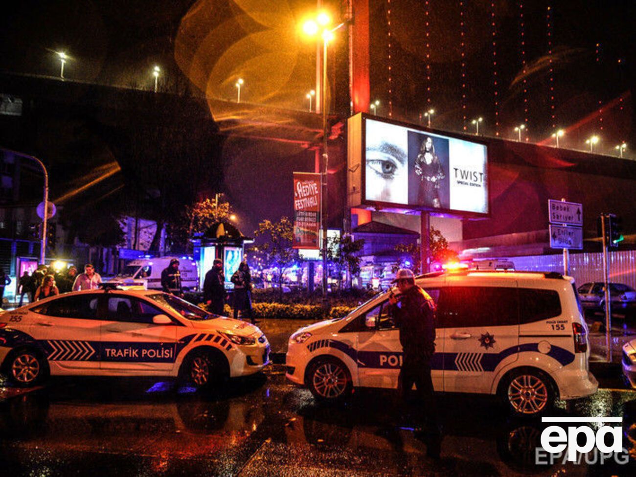 Полиция оцепила район клуба