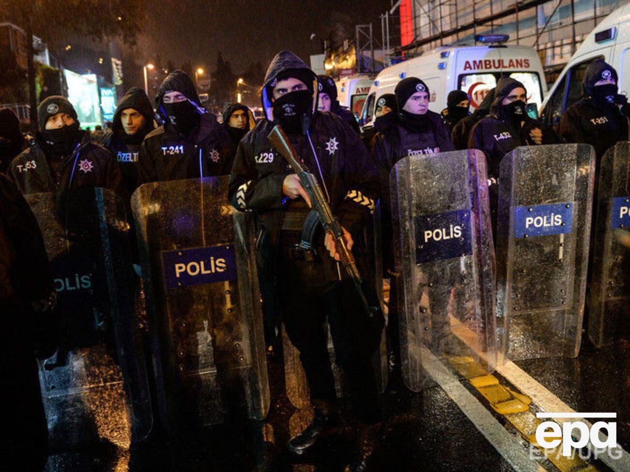 Полиция оцепила район, где расположен клуб