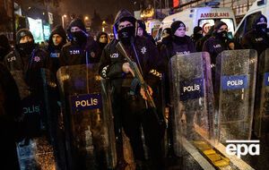 Полиция оцепила район, где расположен клуб