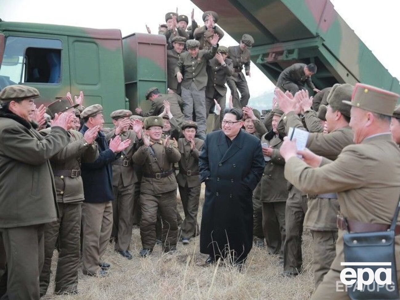Ким Чен Ын в окружении военных