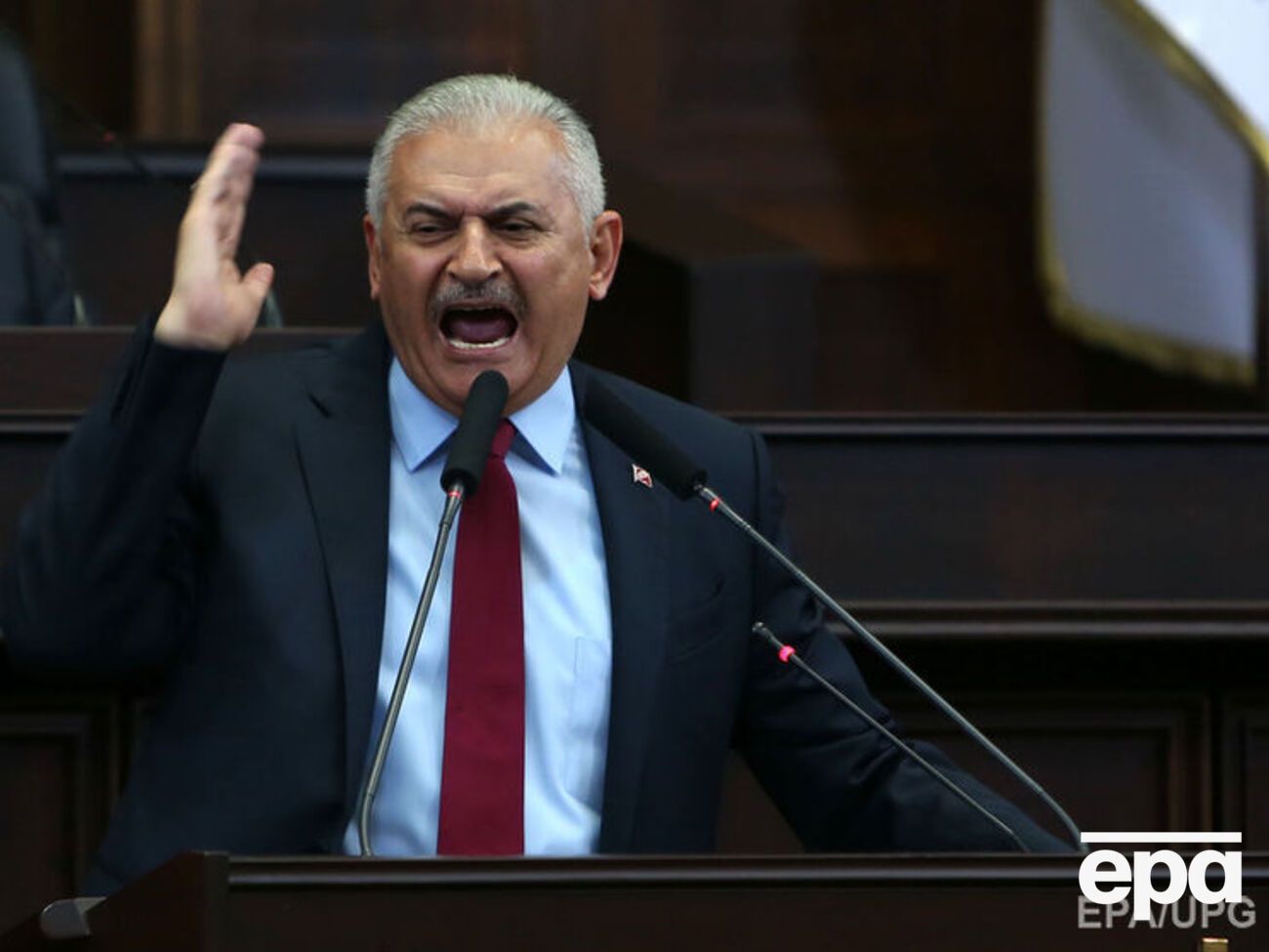 Премьер Йылдырым заявил, что террорист бросил оружие в клубе и сбежал