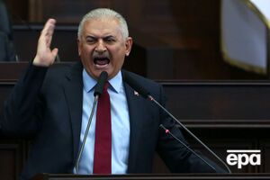 Премьер Йылдырым заявил, что террорист бросил оружие в клубе и сбежал