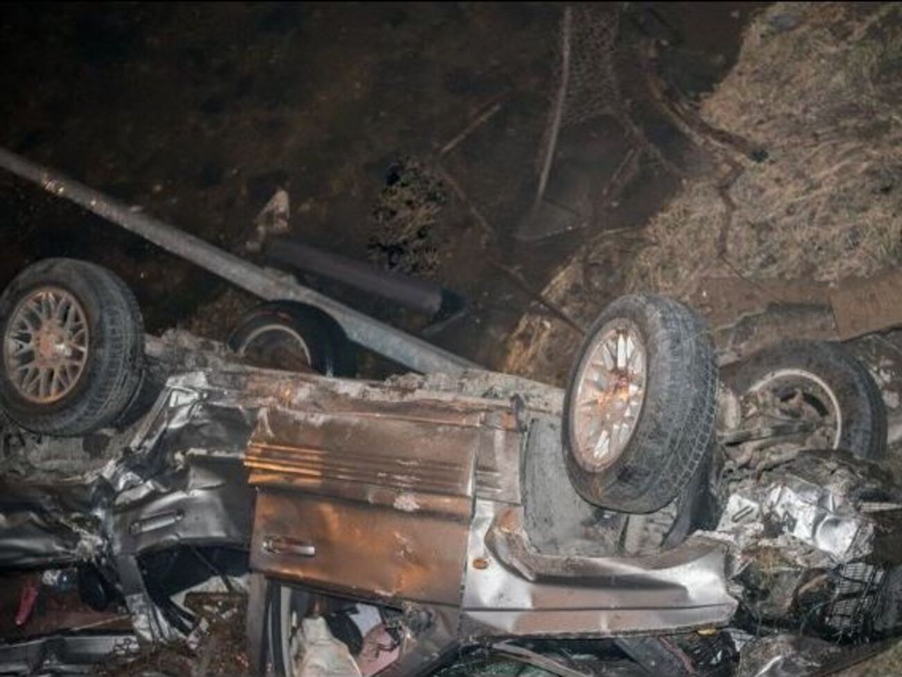 Автомобиль сбил ограждение и упал в реку