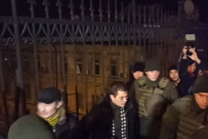 Полицейские окружили парней и не дали разгореться конфликту