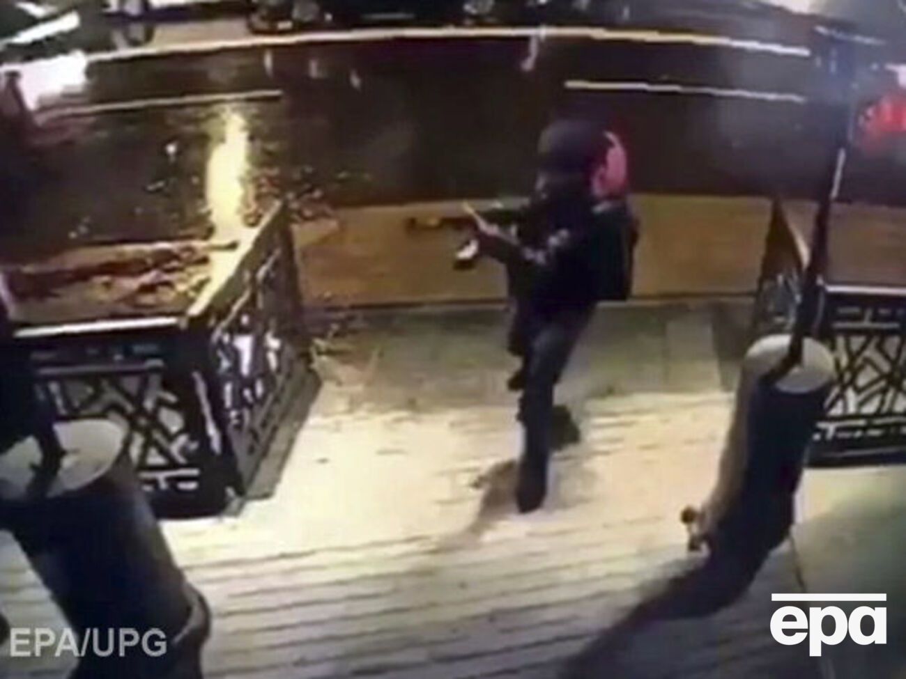 Камера видеонаблюдения зафиксировала нападавшего, одетого в странный костюм