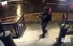 Камера видеонаблюдения зафиксировала нападавшего, одетого в странный костюм