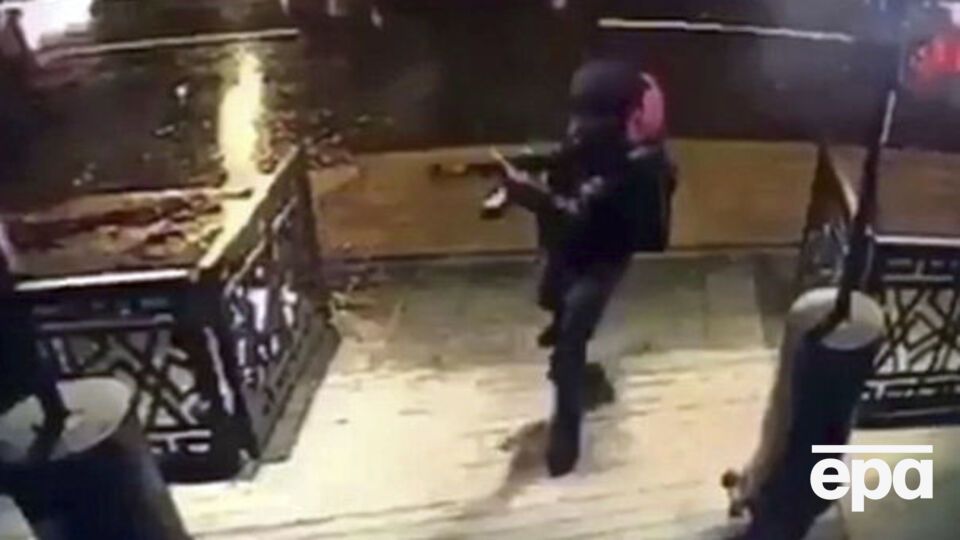 Камера видеонаблюдения зафиксировала нападавшего, одетого в странный костюм
