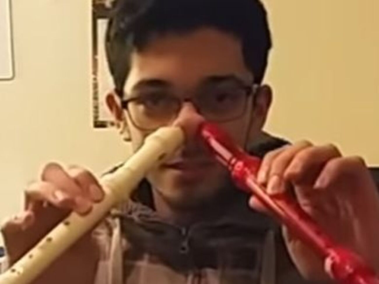 Пользователь YouTube сыграл на флейтах оригинальным способом