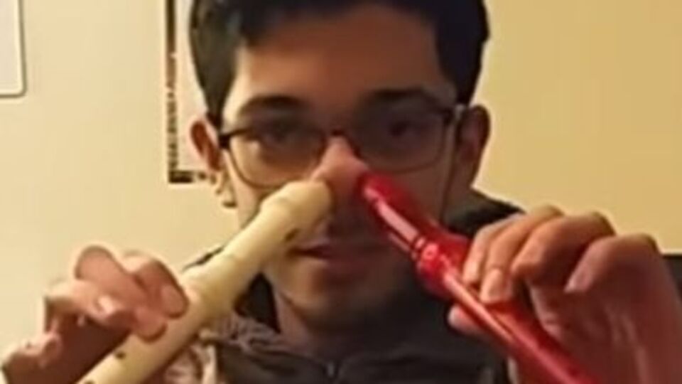 Пользователь YouTube сыграл на флейтах оригинальным способом