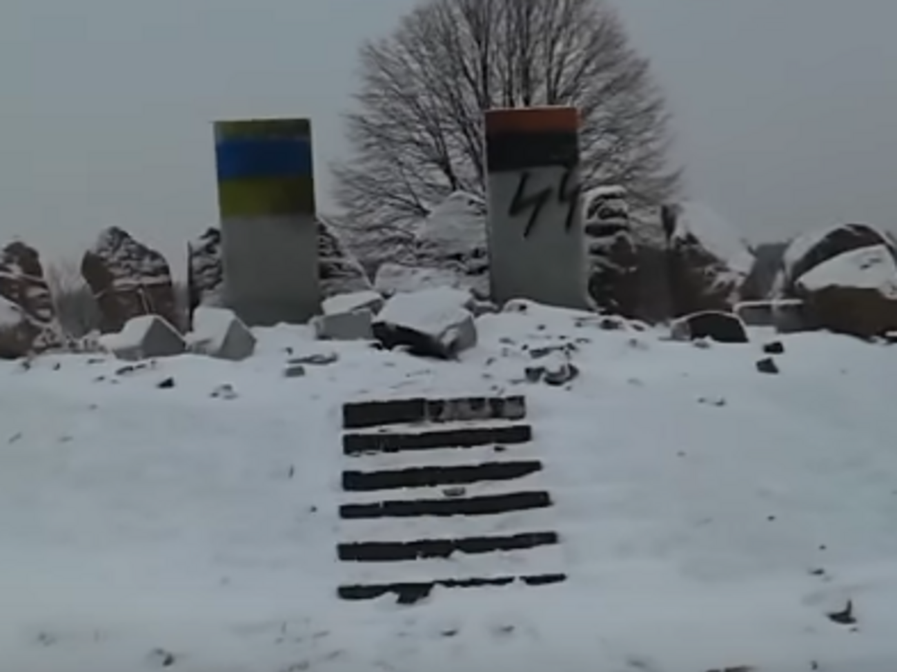 Памятник подорвали и разрисовали нацистской символикой