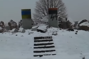 Памятник подорвали и разрисовали нацистской символикой