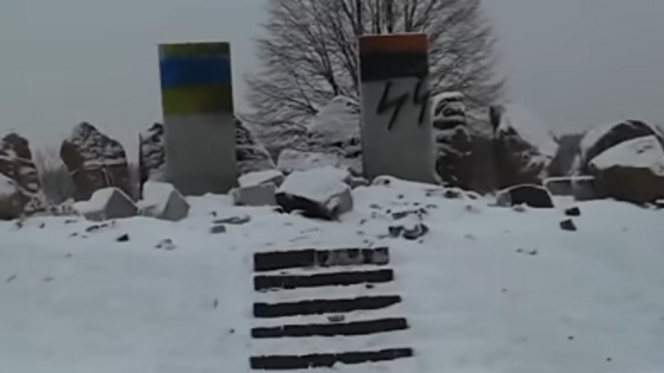 Памятник подорвали и разрисовали нацистской символикой