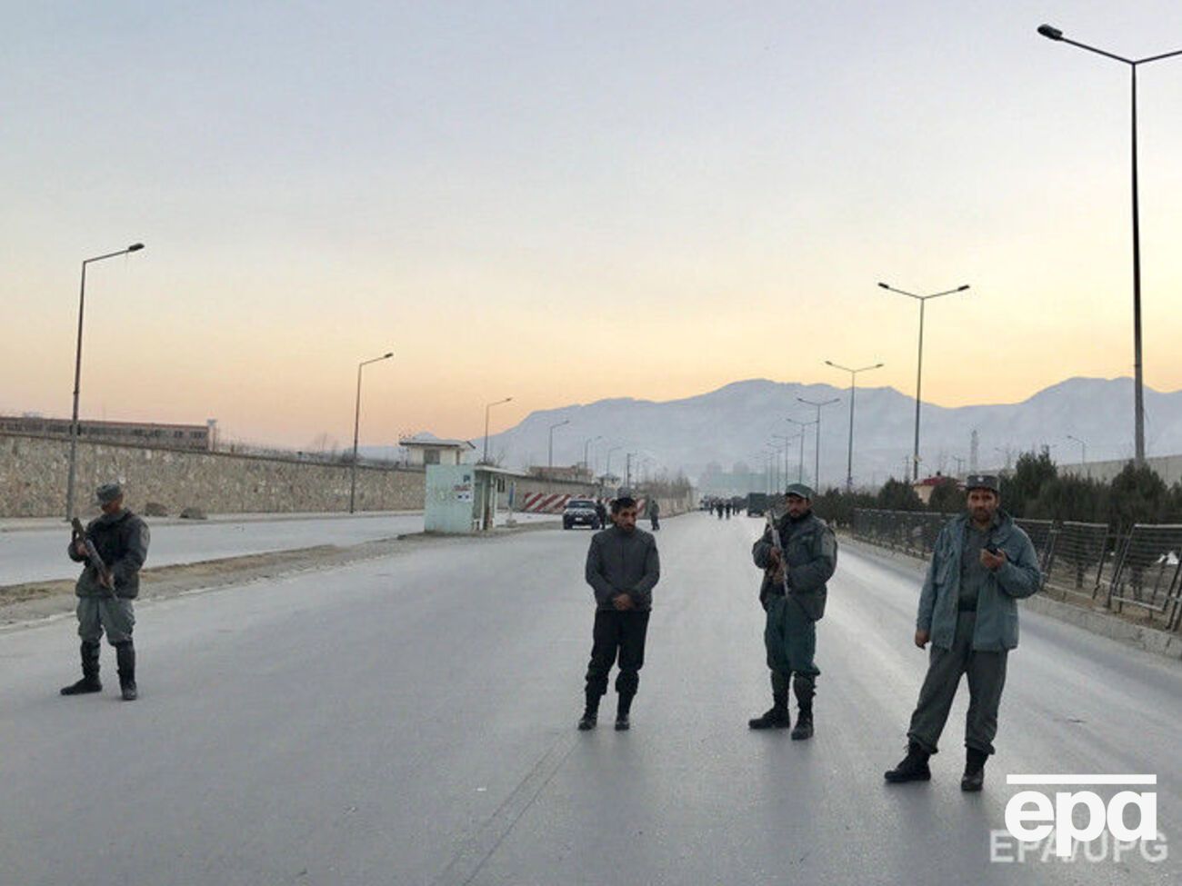 Силовики перекрыли проезд к зданию парламента, где произошел теракт