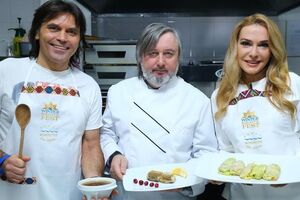 Супруги Сумская и Борисюк приготовили блюда из грибов (по центро на фото - организатор фестиваля Иван Гаврон)