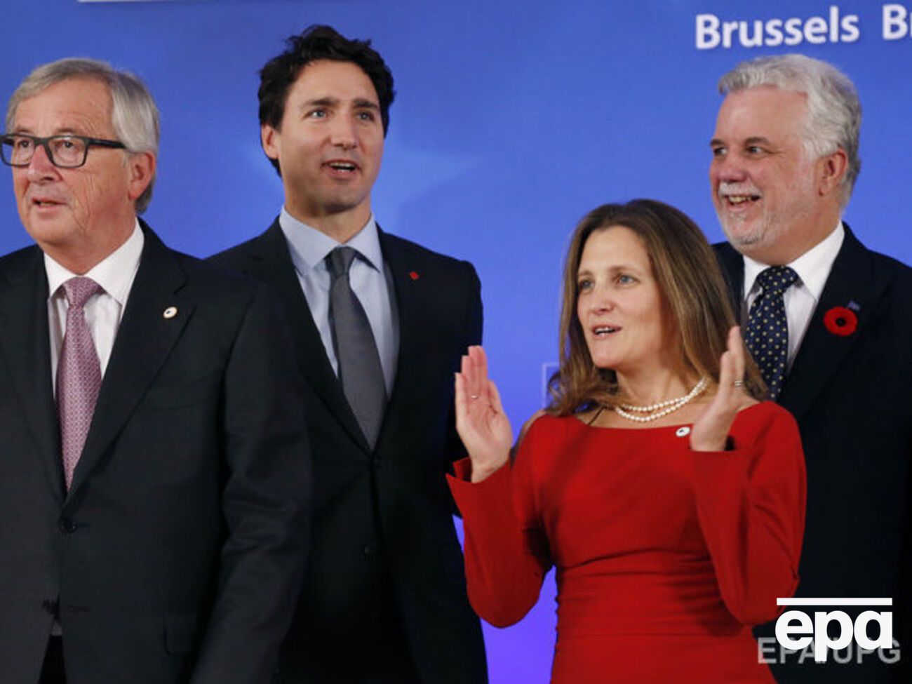 Ожидается, что Трюдо (второй слева) объявит о назначении Фриланд (третья слева) позже во вторник