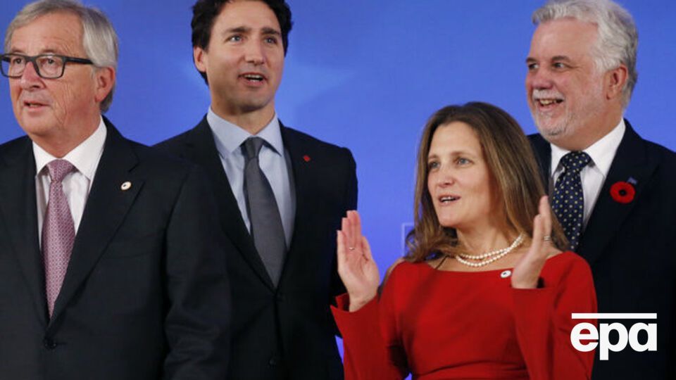 Ожидается, что Трюдо (второй слева) объявит о назначении Фриланд (третья слева) позже во вторник