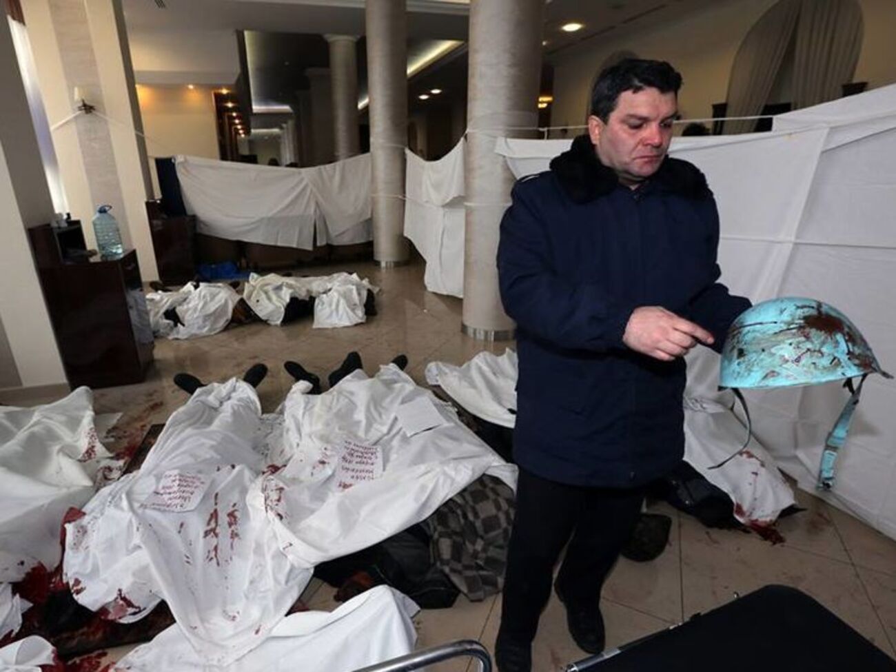 Владимир Голоднюк с каской, которая была на сыне в момент гибели