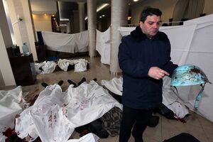 Владимир Голоднюк с каской, которая была на сыне в момент гибели