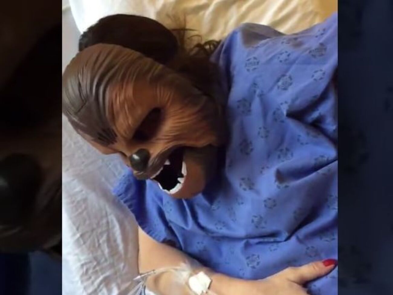 Женщина решила снять свои роды в маске Чубакки