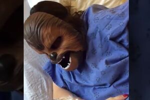 Женщина решила снять свои роды в маске Чубакки