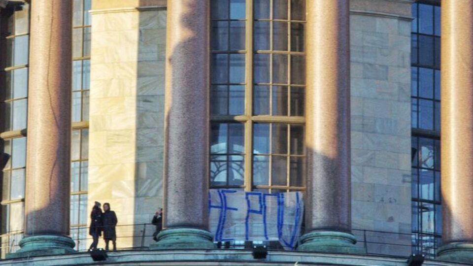 Активисты разместили баннер "Не РПЦ" на Исаакиевском соборе