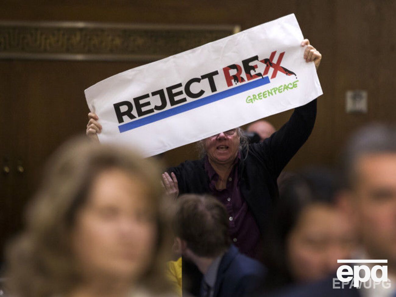 У нескольких человек в руках оказались плакаты с фразой "Отклонить Рекса!"