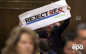 У нескольких человек в руках оказались плакаты с фразой "Отклонить Рекса!"