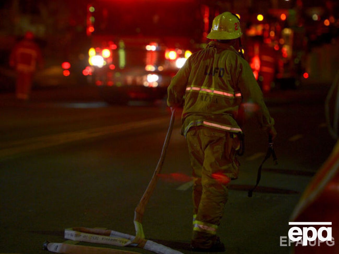 Мэр вынес девушку из горящего дома