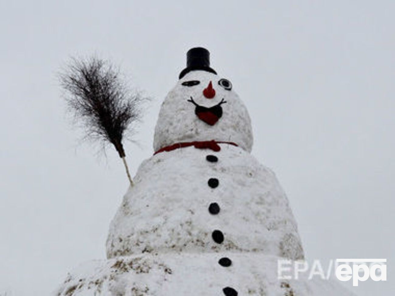 Машинист затормозил из-за снеговика