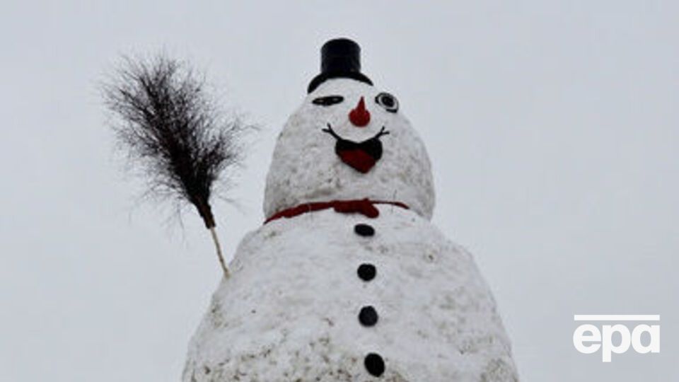 Машинист затормозил из-за снеговика