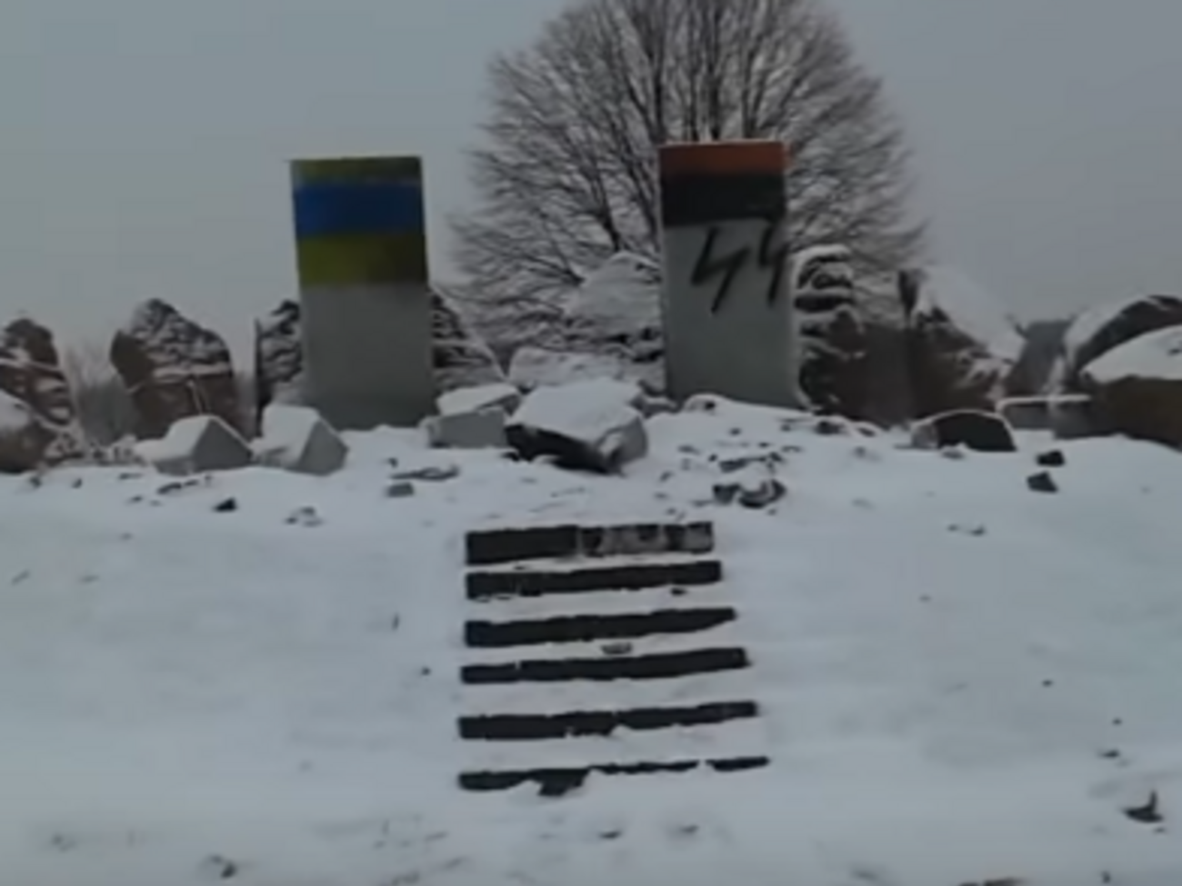 С разрисованных надгробий уже смыли надписи