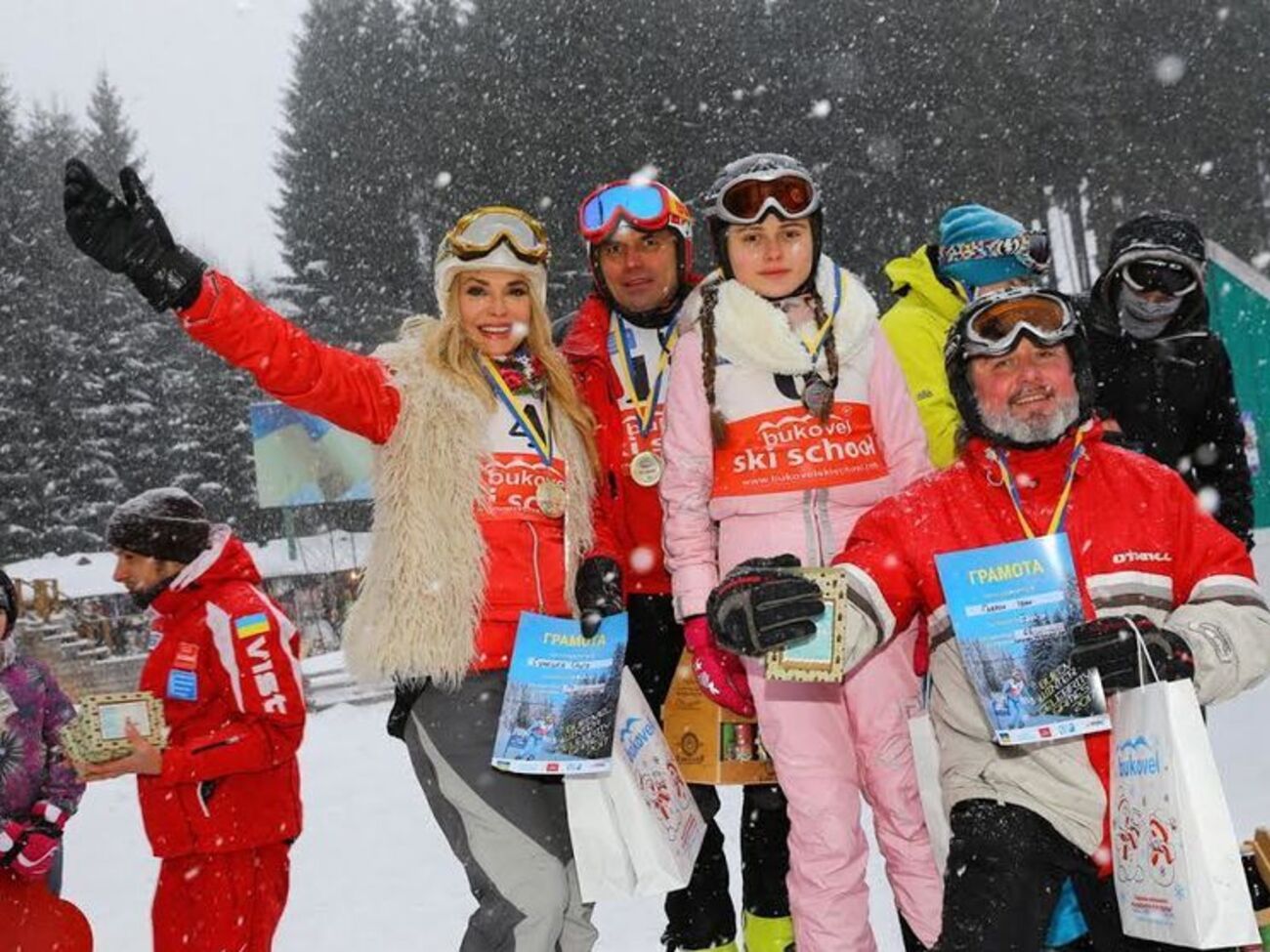 Ольга Сумская с семьей показала лучший результат на лыжных гонках (справа&nbsp;на фото&nbsp;&ndash; организатор фестиваля&nbsp;Иван Гаврон)