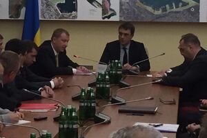 Омелян (на фото в центре) представил нового руководителя АМПУ Вецкаганса (слева от него)