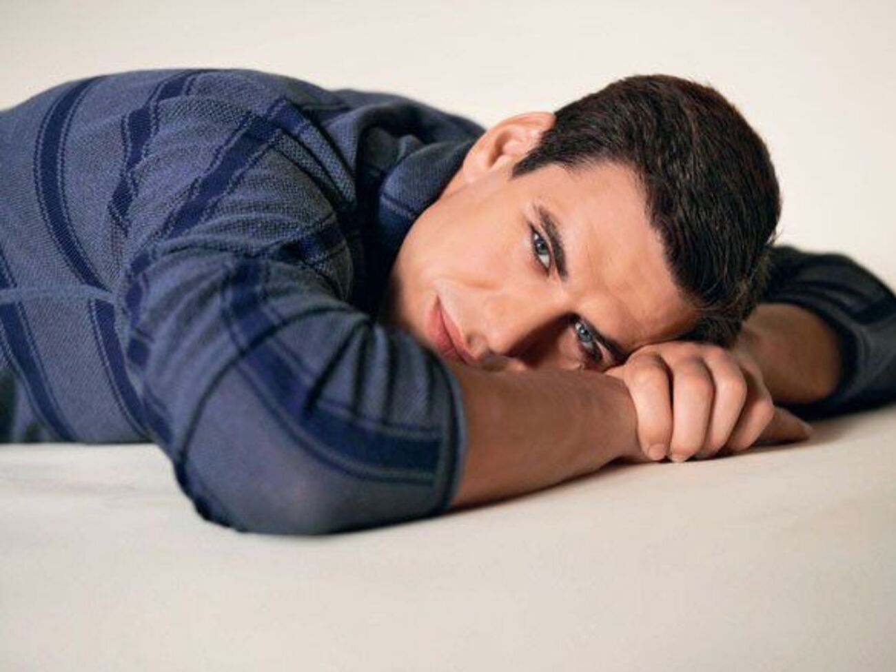 Дюжев позировал для фото с женой и восьмилетним сыном