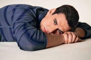 Дюжев позировал для фото с женой и восьмилетним сыном